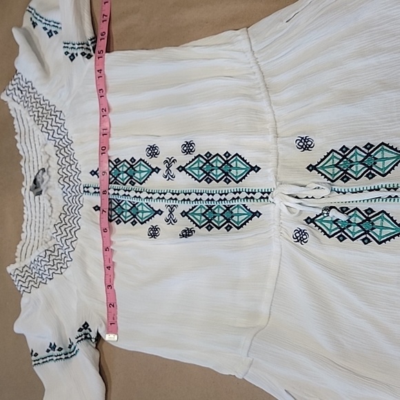 Neiman Marcus Size M White Crepe-y Blouse w/ Navy & Bright Turquoise Embroidery - Picture 7 of 14